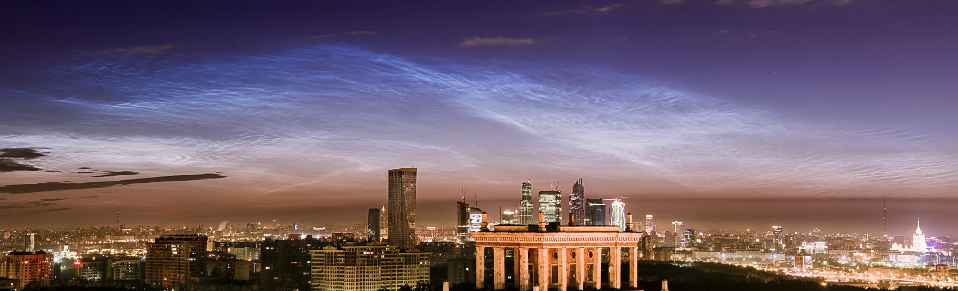 Über Moskau leuchten polare Mesosphärenwolken, die auch als leuchtende Nachtwolken bezeichnet werden.