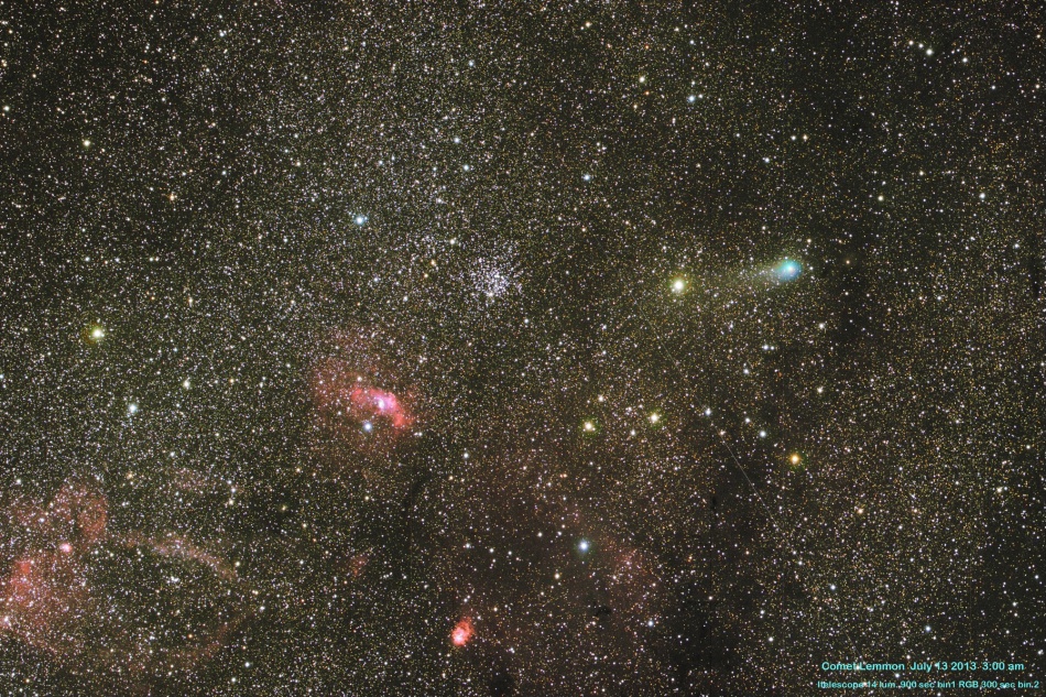 Rechts leuchtet Komet Lemmon mit seiner grünlichen Koma, sein Schweif zeigt nach links zu den roten Nebeln und dem Sternhaufen M52 im Sternbild Kassiopeia.