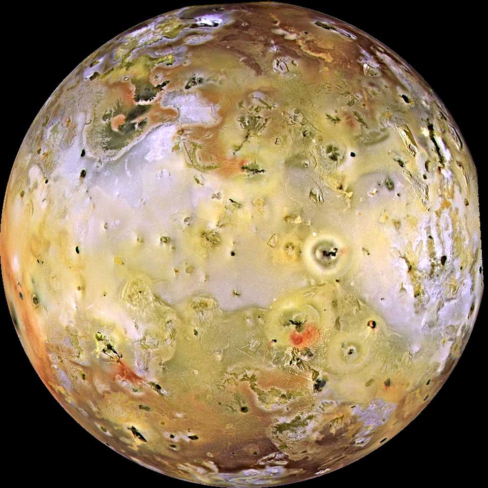 Die Oberfläche des Jupitermondes Io erinnert an eine Pizza. Die Farben sind hier nicht realistisch, sondern verstärkt, um die unterschiedlichen Regionen erkennbar zu gestalten. Die Oberfläche ist von Vulkankratern übersät.