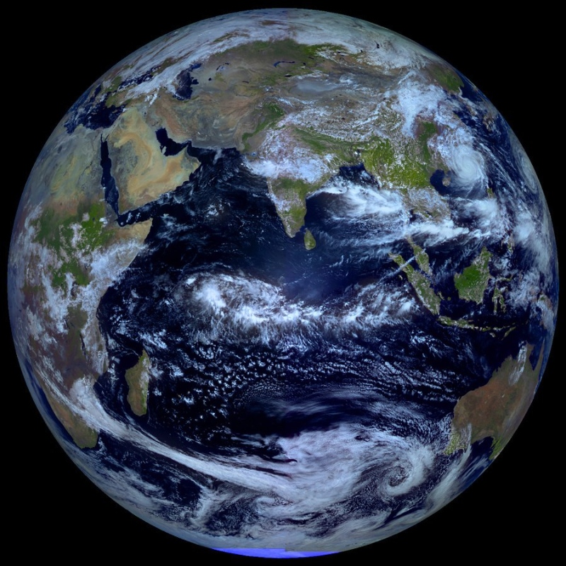 Die ganze Vorderseite der Erde ist beleuchtet. Das Bild stammt von einem Satelliten im geosynchronen Orbit. Nur wenn die Sonne hinter dem Satelliten Elektro-L seitlich auf die Rotationsachse scheint, erreicht ihr Licht beide Pole.
