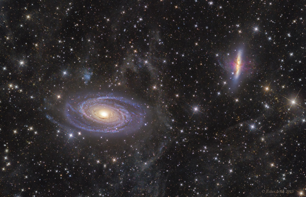 Zwischen gleichmäßig verteilten Sternen schweben die Galaxien M81 (links) und M82 (rechts darüber). Sie sind von zarten Nebelschleiern umgeben. Die Galaxie links ist eine sehr regelmäßige Spiralgalaxie, die Galaxie rechts ist von der Seite zu sehen und wirkt turbulent.
