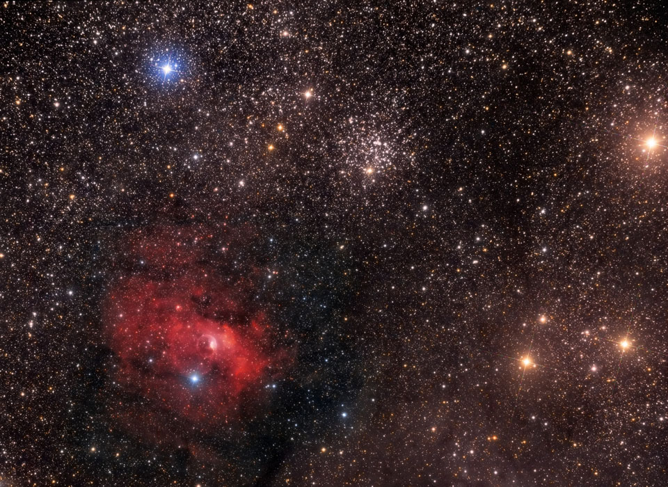 Die rote Wolke links unten enthält den Blasennebel, rechts darüber ist der offene Sternhaufen M52.