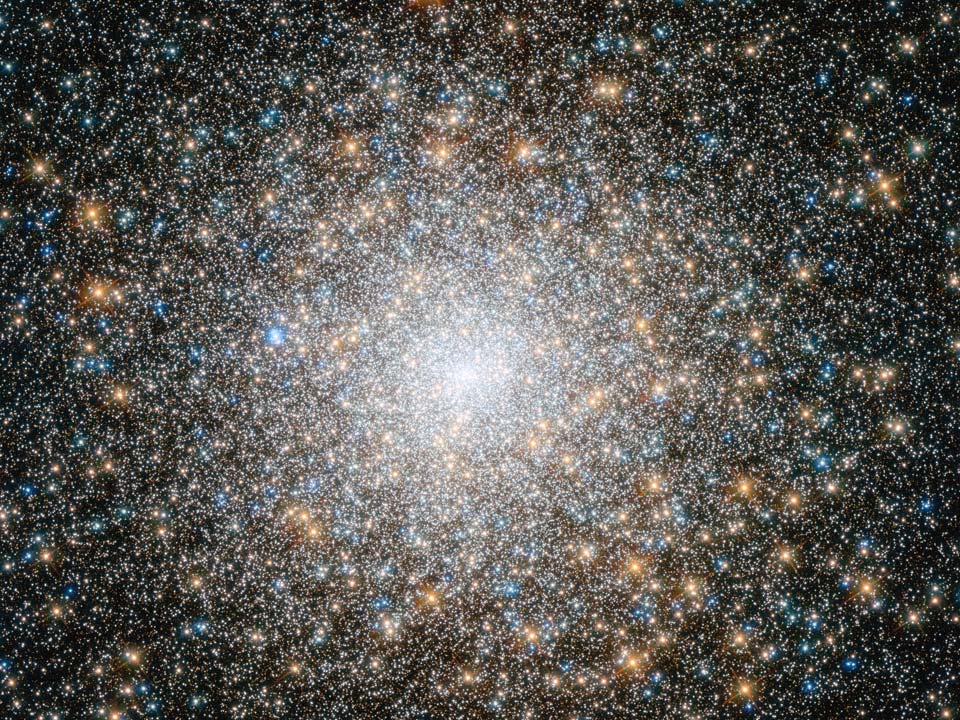 Bildfüllend ist der Kugelsternhaufen M15 vom Weltraumteleskop Hubble abgebildet. Auffällig sind viele blaue und orangefarbene Sterne.