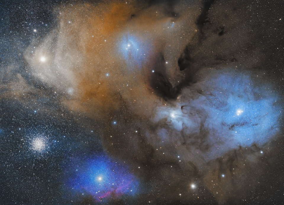 Um den Stern Rho Ophiuchi leuchten Nebel in vielen Farben. Dunkle Staubwolken bilden dazwischen Ranken. Der Kugelsternhaufen M4 ist nur zufällig im selben Bildfeld, er ist viel weiter entfernt als die Nebel.