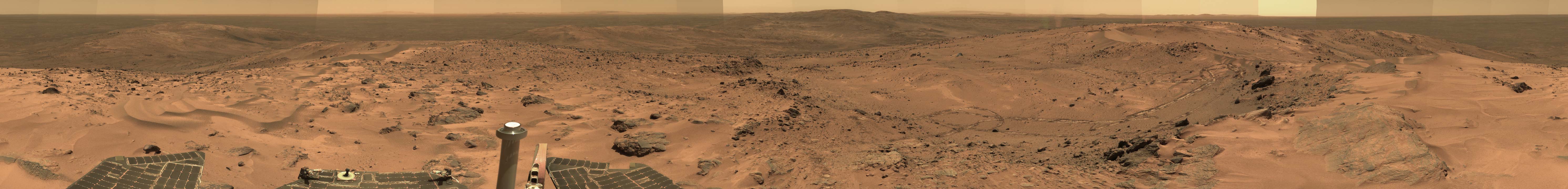 Das 360-Grad-Panorama zeigt den Mars in natürlichen Farben. Es wurde vom Marsrover Spirit auf dem Gipfel des Husband Hill fotografiert.