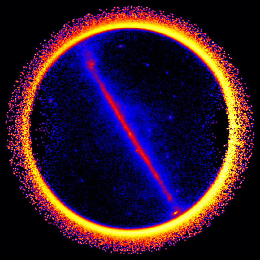 Der gelbe Rand ist die helle Gammastrahlung von der Erde. Diagonal in der Mitte verläuft die Milchstraße. Das Bild ist eine Kleiner-Planet-Projektion aus Daten des Gammastrahlenteleskops Fermi im Weltraum.