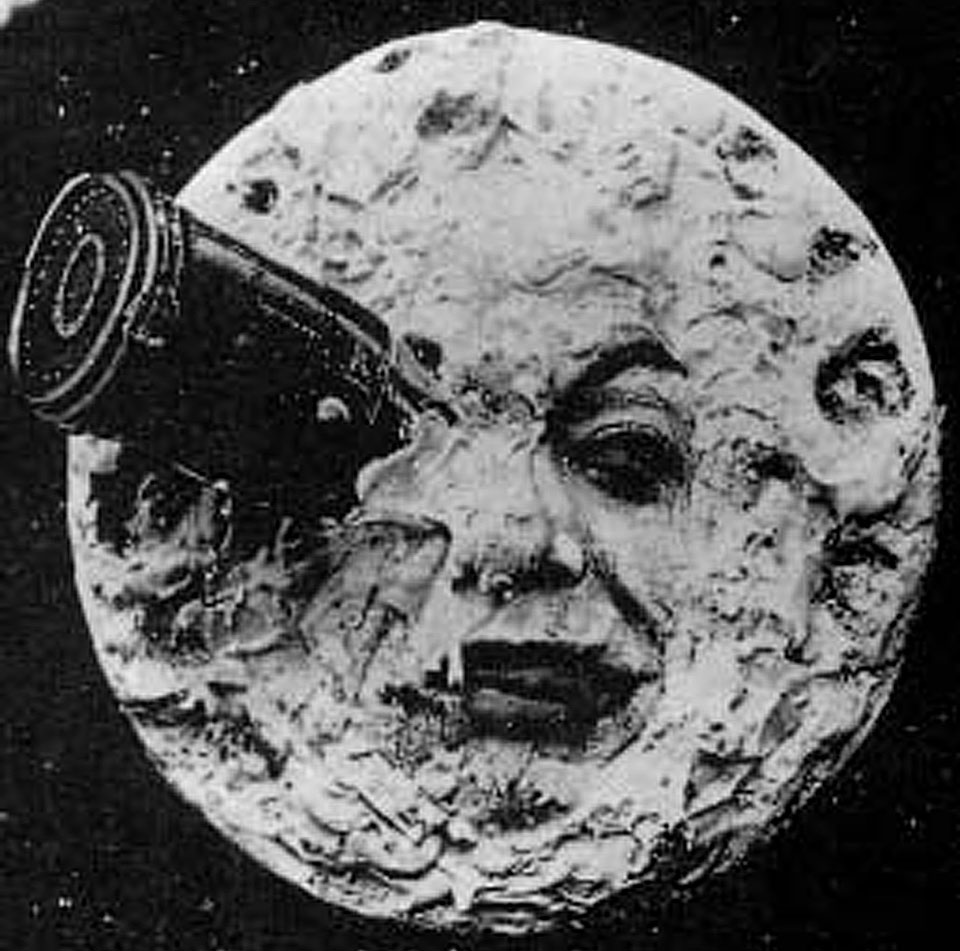 Das Bild zeigt ein Mondgesicht, das von einer Raumkapsel ins Auge getroffen wurde. Es ist ein Standbild aus dem Film Le voyage dans la lune.