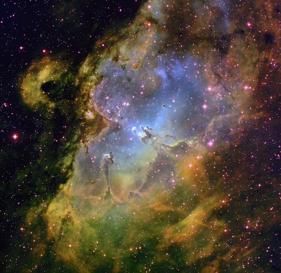Der Adlernebel bietet einen Blick in eine helle Höhle in einer dunklen Staubwolke. Darin befinden sich Staubsäulen, die durch Bilder des Weltraumteleskops Hubble berühmt wurden.