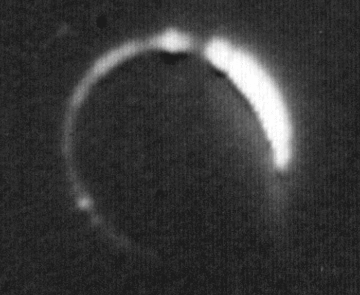 Das animierte GIF zeigt die erste Beobachtung einer Sonnenfinsternis auf dem Mond. Das Bild ist stark verrauscht, doch man erkennt, wie die Atmosphäre das Sonnenlicht um die ganze Erde verteilt.