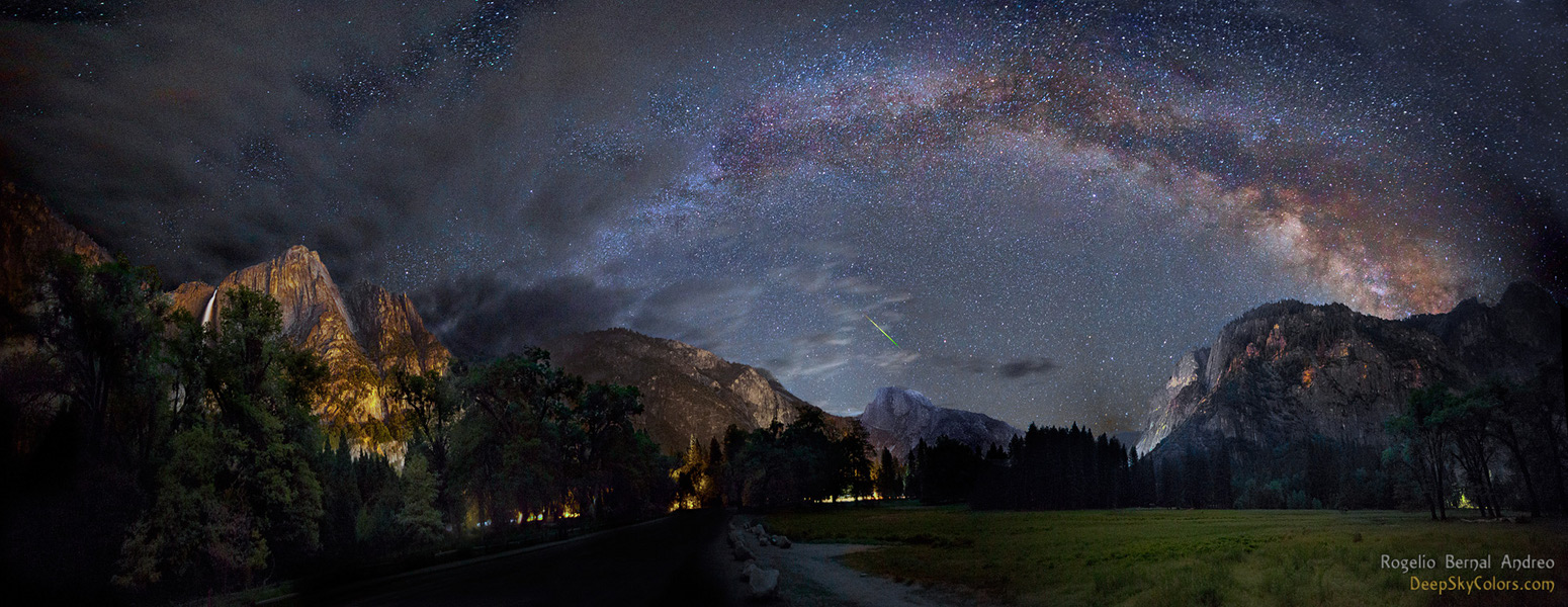 Über einem Panorama des Yosemite-Nationalparks wölbt sich die Milchstraße. Links ziehen Sturmwolken ab. In der Bildmitte blitzt ein Meteor der Eta-Aquariiden.