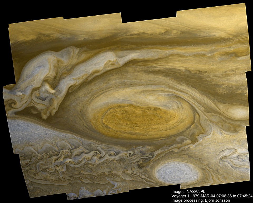 Das Mosaikbild entstand aus Aufnahmen der Raumsonde Voyager. Es zeigt den großen Roten Fleck auf der Oberfläche des Gasplaneten Jupiter, umgeben von gelben und ockerfarbenen Wolken. Rechts unter dem Roten Fleck ist ein weißes Oval.