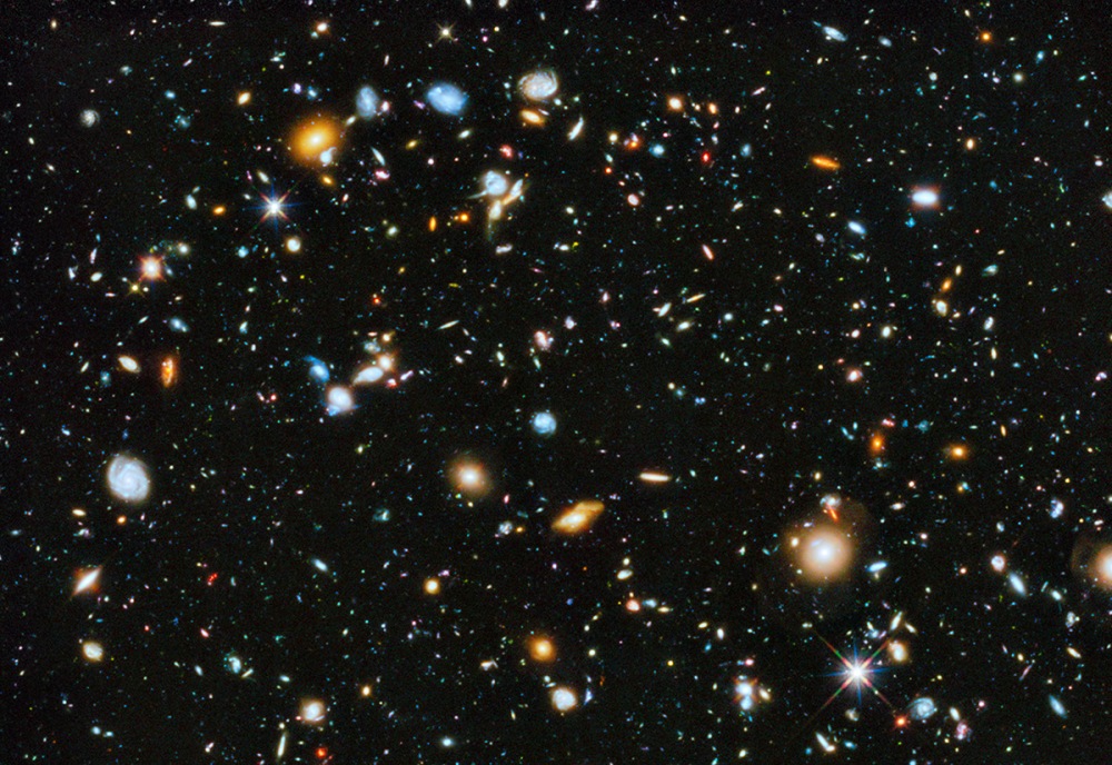 Fast jeder Lichtfleck im Bild ist eine Galaxie. Das Bild zeigt Hubbles Blick ins fernste Universum, das Hubble Deep Field im Sternbild Chemischer Ofen (Fornax).