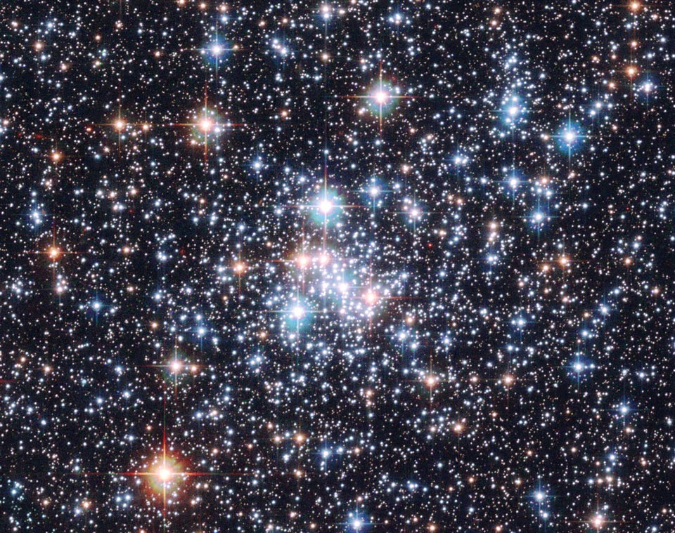 Wie Juwelen in einem Schmuckkästchen glitzern die Sterne des offenen Sternhaufens NGC 290 im Sternbild Tukan. Sie leuchten in verschiedenen Farben und sind unterschiedlich hell. Der Sternhaufen ist von vielen weiteren kleineren Sternen umgeben.