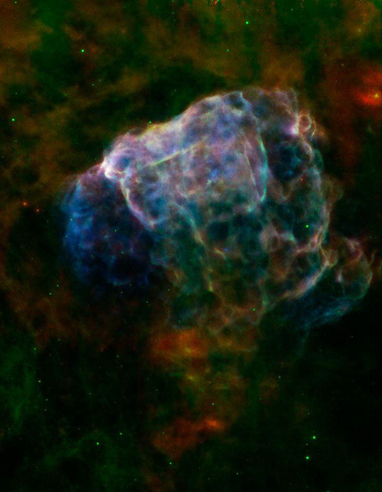 Die faserartige bunte Wolke im Bild zeigt den Supernovaüberrest Puppis A im Sternbild Achterdeck des Schiffes. Die expandierende Wolke wurde in Röntgen- und Infrarotlicht aufgenommen und farbcodiert abgebildet.