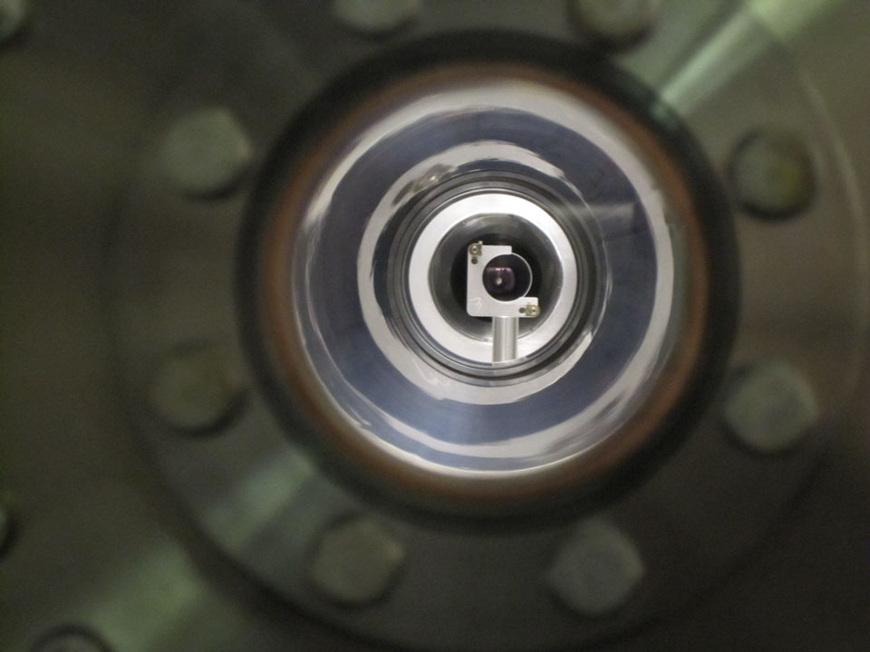 Das Bild zeigt einen Spiegel des Holometers, das sich am Fermi National Accelerator Laboratory (Fermilab) befindet. Es soll herausfinden, ob es einen Grundtyp holografischer Schwankungen gibt.