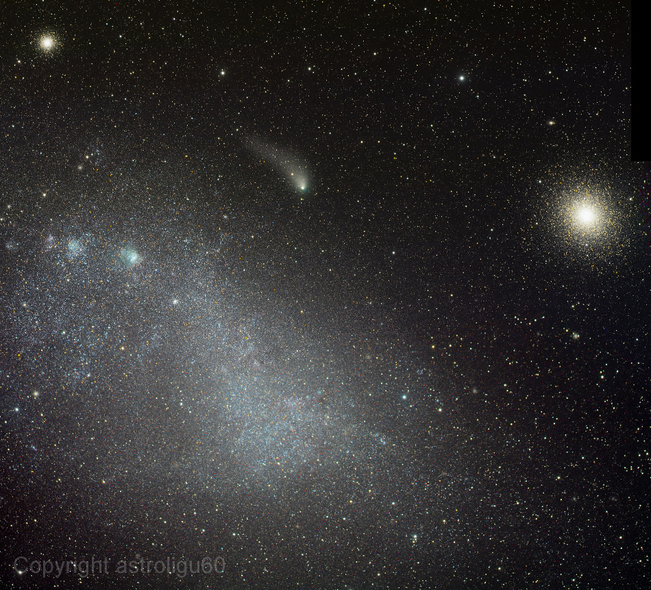 Im Bild sind die Kleine Magellansche Wolke und zwei Kugelsternhaufen dargestellt. Oben in der Mitte zieht der Komet C/2013 A1 Siding Spring mit seinem weißen gebogenen Staubschweif.