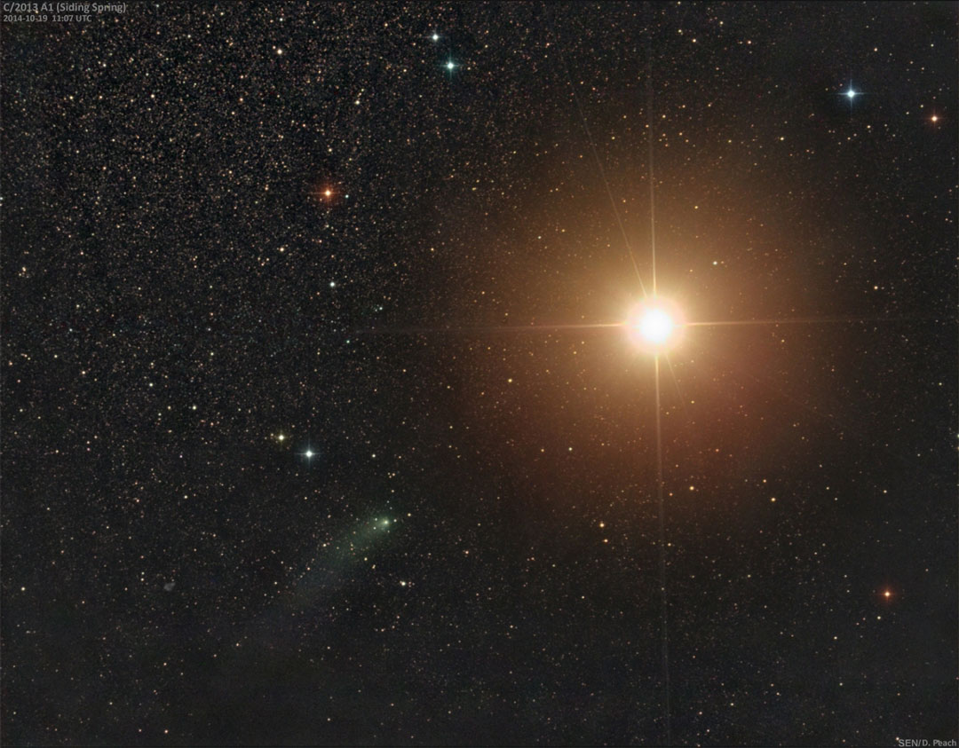 Rechts leuchtet der sehr helle Planet Mars, links darunter zieht der Komet C/2013 A1 (Siding Spring) vorbei.