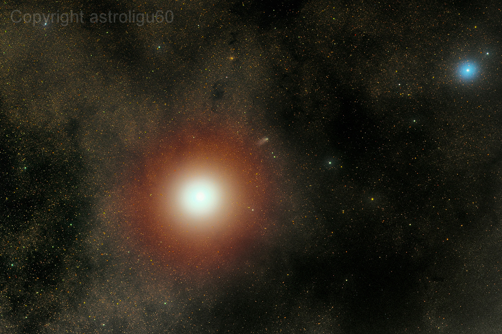 Links ist der helle, rote Planet Mars. Rechts oben ist der Komet Siding Spring kaum zu sehen. Sein Schweif zeigt zum hellen Planeten. Rechts oben leuchtet der bläuliche Stern 51 Ophiuchi im Sternbild Schlangenträger.