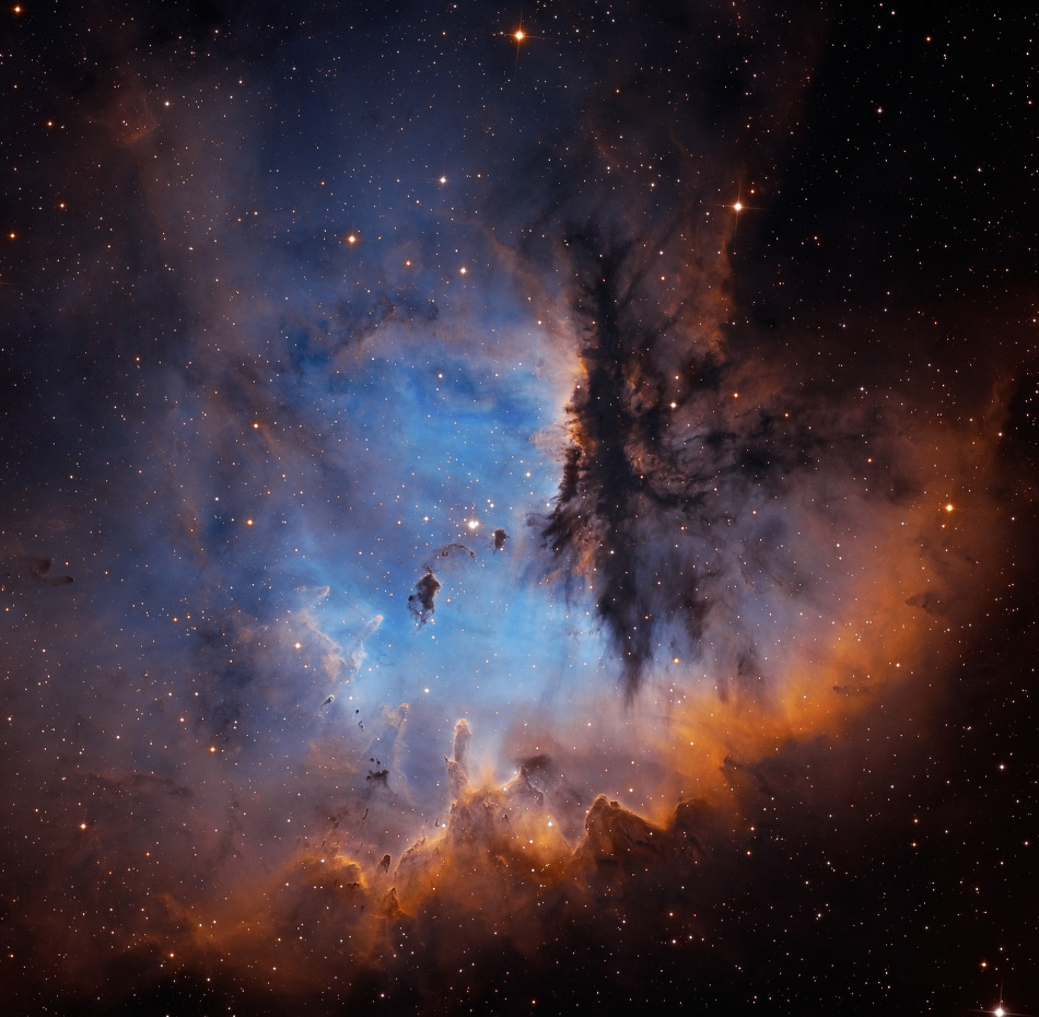 Der Nebel hat innen einen blauen Hintergrund, von rechts oben dringt eine dunkle, gefaserte Wolke ein, unten verläuft ein dunkler Bogen mit einem orangefarbenen Rand, von dem einige Gestalten aufsteigen.