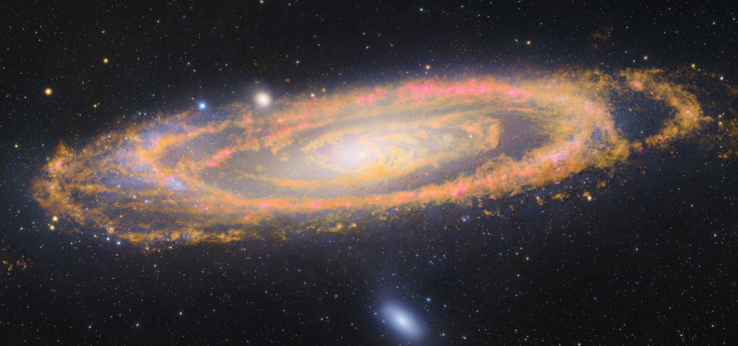Die Andromedagalaxie im Bild hat ein ungewöhnliches Aussehen. Ihre markanten Staubbahnen wurden in Infrarotlicht aufgenommen. Diese Bilder wurden orange gefärbt und mit einem Bild in sichtbarem Licht kombiniert.
