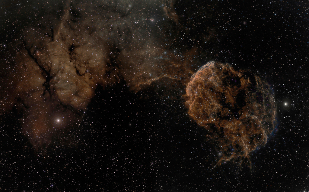 Das Teleskopbild zeigt links oben den Emissionsnebel Sharpless 249. Rechts unten befindet sich der kompakte Quallennebel. Er ist als IC 443 katalogisiert. Der Hintergrund ist voller kleiner Sterne. Die beiden hellen Sterne links und rechts im Bild sind Mu und Eta Geminorum.