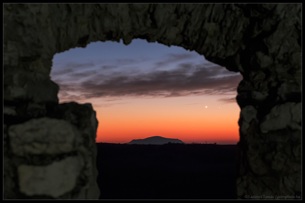 Durch eine Öffnung der Ruine der Burg Szarvaskő in Ungarn sieht man die Planeten Merkur und Venus im Abendrot. Die Konjunktion fand in der Dämmerung statt.