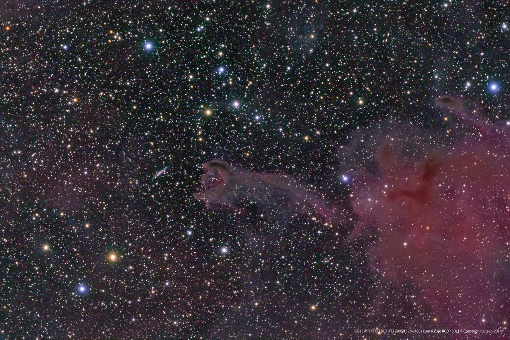 Die dunkle kometenartige Globule ist so dunkel, dass sie im Bild kaum erkennbar ist. Sie erinnert an einen Sandwurm aus dem Film Dune und schnappt scheinbar nach einer Galaxie, die jedoch viel weiter entfernt ist.