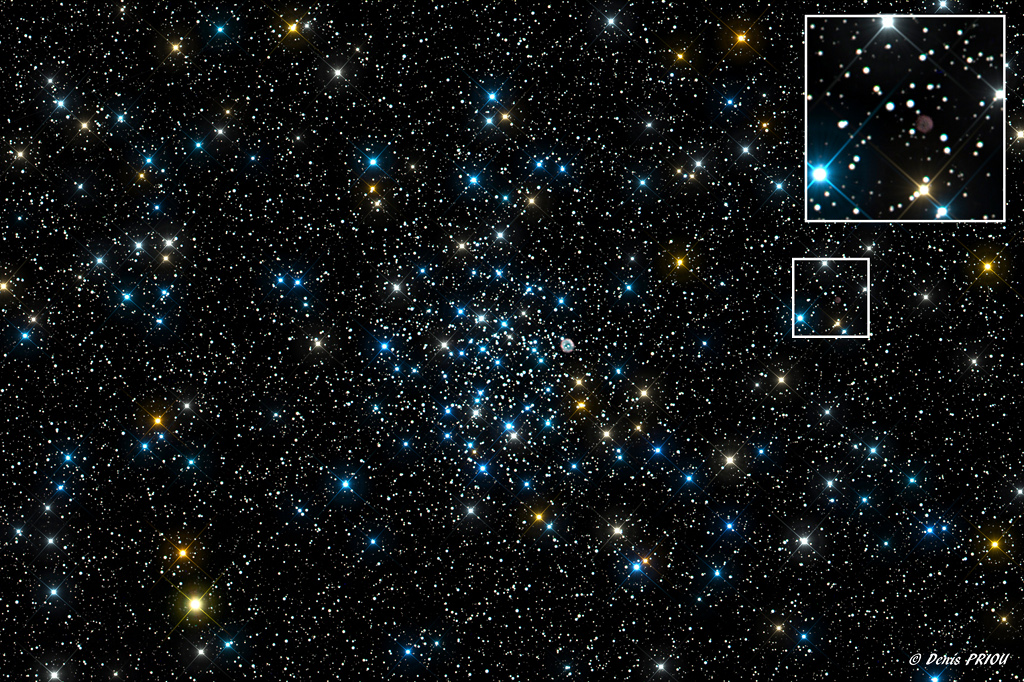 Ein Sternhaufen aus blauen Sternen leuchtet mitten im Bild. Doch zwei planetarische Nebel im Bild erwecken den Eindruck, als wäre der Sternhaufen schon älter. Wahrscheinlich sind die planetarischen Nebel näher bei uns als der Sternhaufen.