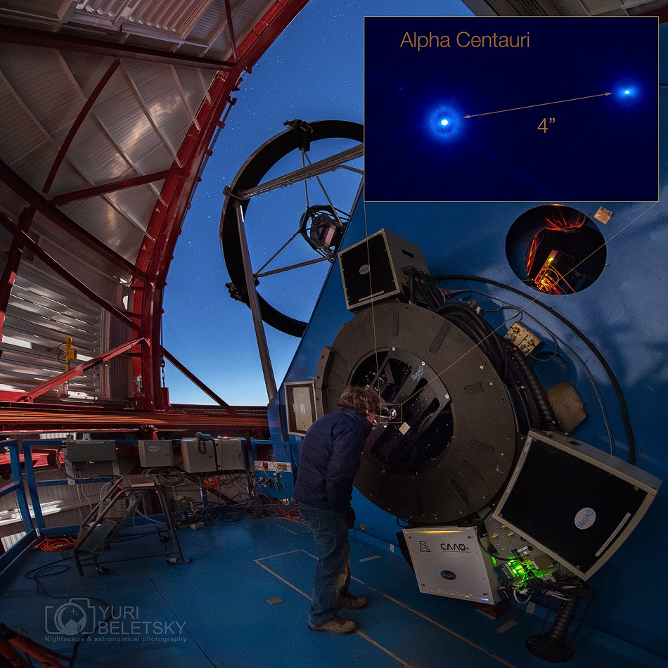 Am Okular eines riesigen Teleskops steht ein Astronom. Er testet die neue adaptive Optik MagAO am Magellan-Clay-Teleskop am Las-Campanas-Observatorium mit dem Doppelsternsystem Alpha Centauri.