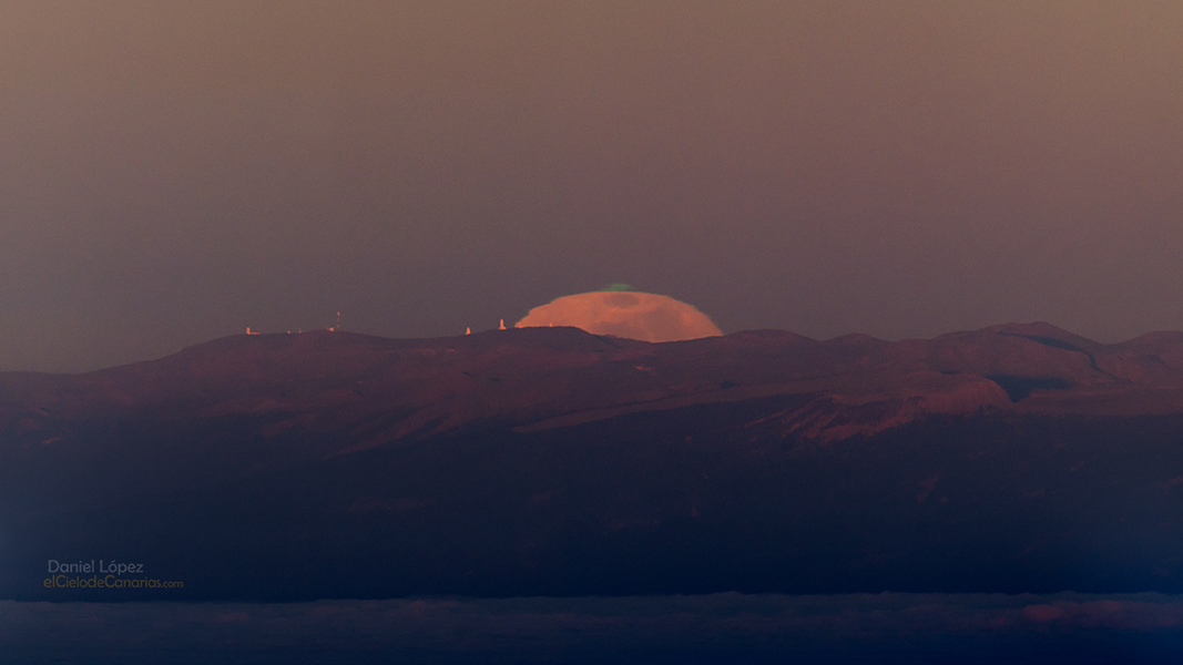 Über dem Teide-Observatorium auf der Insel Teneriffa geht der Mond mit einem grünen Blitz auf. Das Bild wurde auf dem Roque de los Muchachos fotografiert.