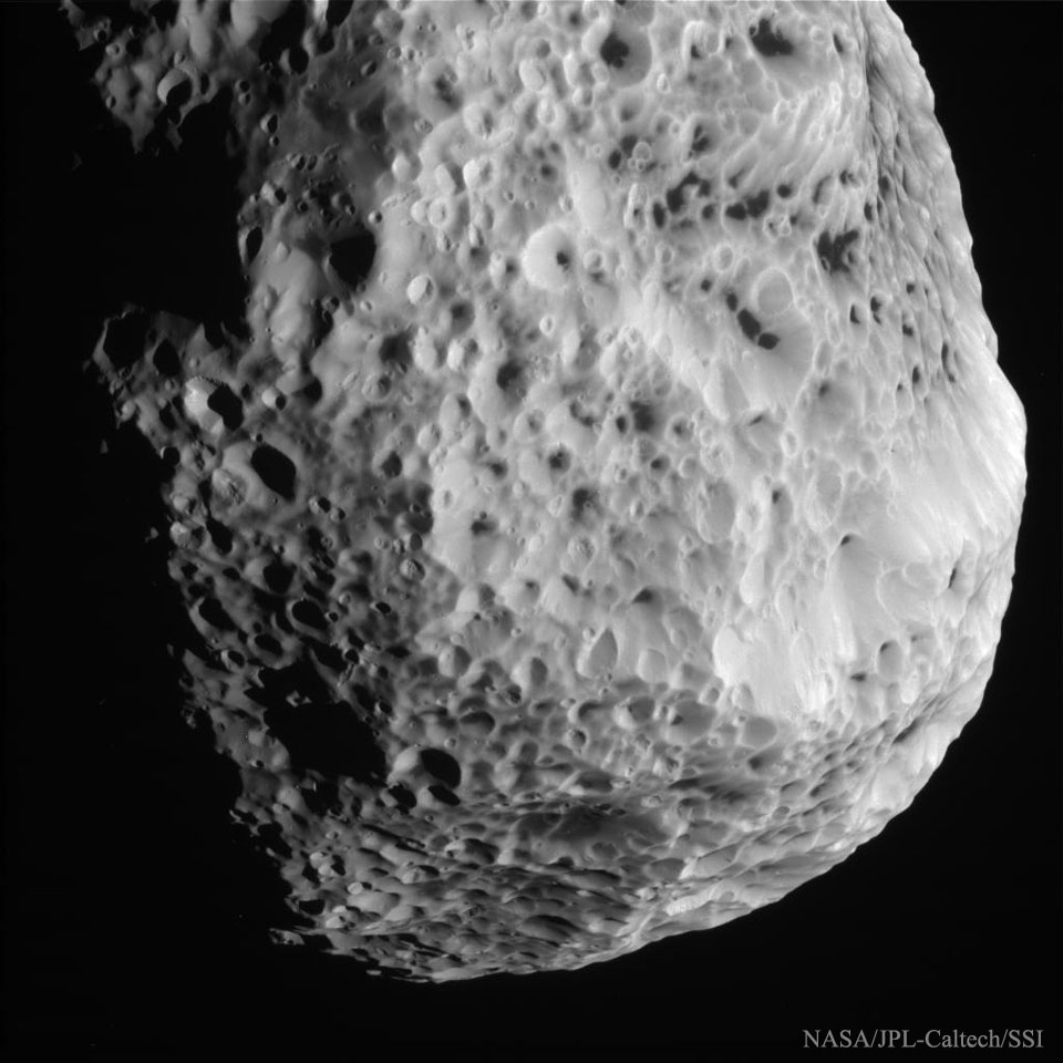 Der Mond Hyperion hat eine schwammartige Struktur. Die Krater sind sehr tief und am Boden dunkel.