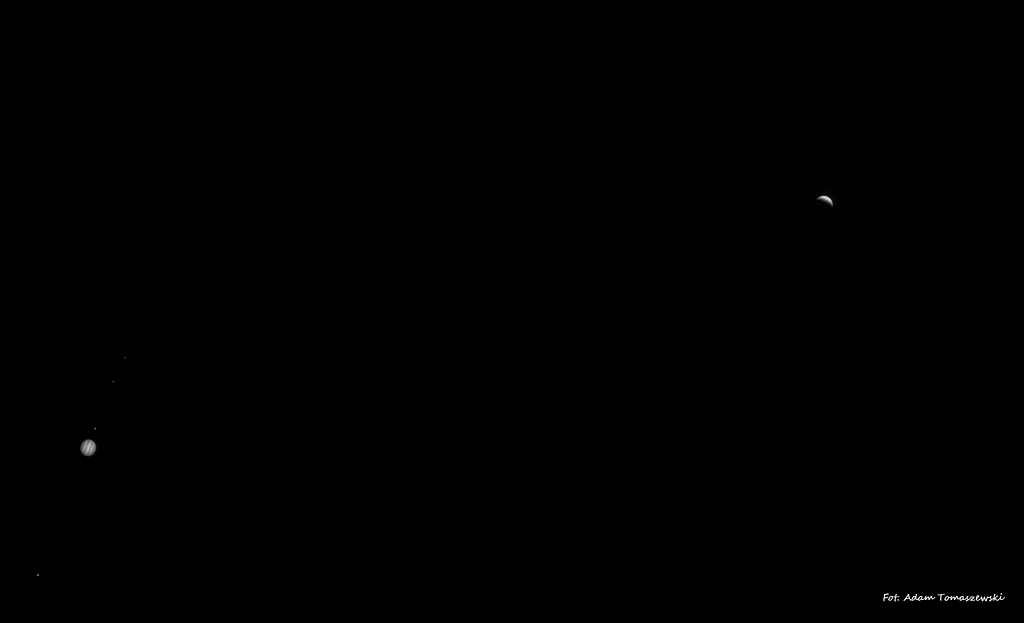 Der gebänderte Gasriese Jupiter ist im Bild links unten. Rechts oben ist die Venus als Sichel. Beide Planeten sind im Bild fast gleich groß, weil Jupiter sehr viel weiter entfernt ist als die Venus.