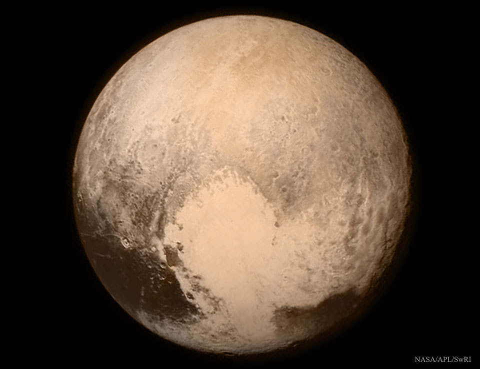 Das Bild von Pluto entstand aus Aufnahmen, die die Raumsonde New Horizons vor ihrer größten Annäherung schickte. Unten ist die markante Herz-Region zu sehen.
