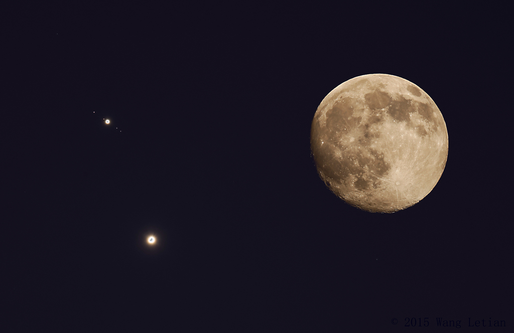 Die Konjunktion von Venus und Jupiter wurd im selben Teleskopsichtfeld fotografiert. Sie leuchten links. Das Bild wurde mit einer Aufnahme des Mondes (rechts) kombiniert.