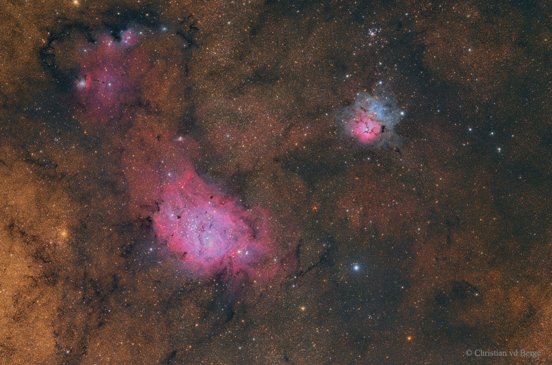 Der Bildausschnitt ist voller Sternenfelder der Milchstraße. Darin treten der Lagunennebel M8, der Trifidnebel M20, der offene Sternhaufen M21 und NGC 6559 markant hervor. Dazwischen verlaufen dunkle Staubranken.