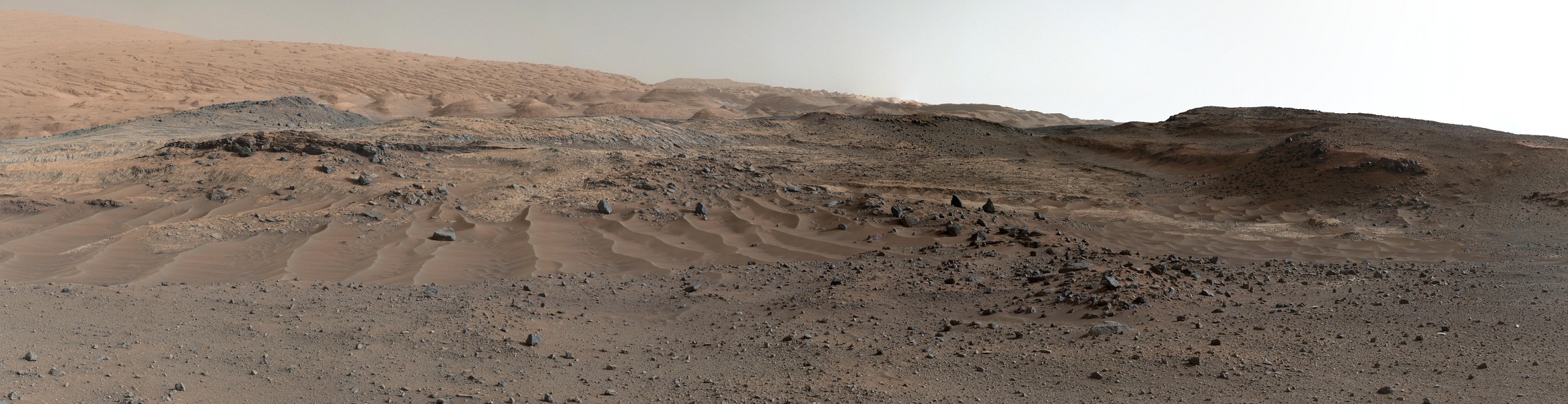 Der Marsrover Curiosity zeigt zur Feier seines 3. Jahrestages auf dem Planeten Mars ein Panorama seines aktuellen Standortes.