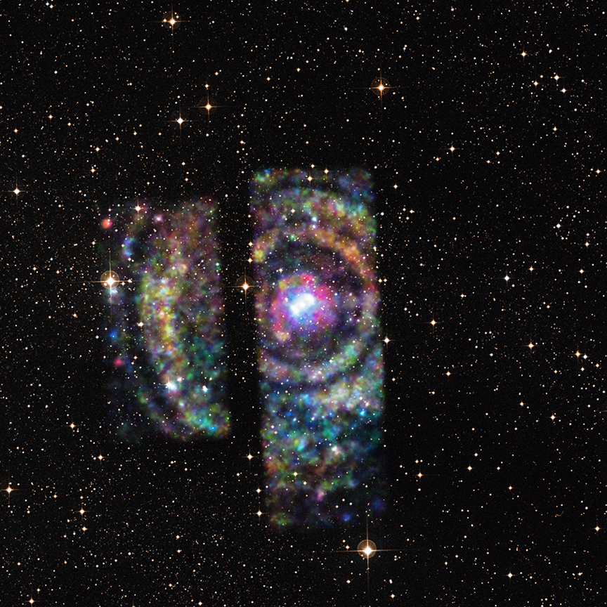 Um einen hellen Stern verlaufen bunte konzentrische Ringe, es sind Lichtechos in Wolken, die vom Röntgenteleskop Chandra gemessen wurden.