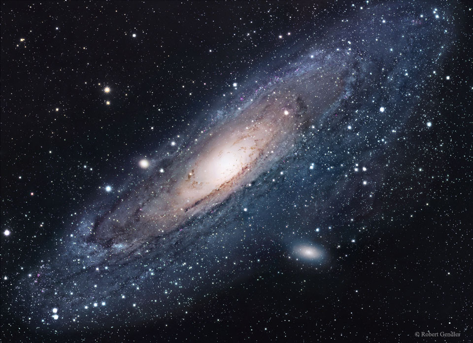 Die Spiralgalaxie M31 liegt diagonal im Bild. Rechts darunter ist