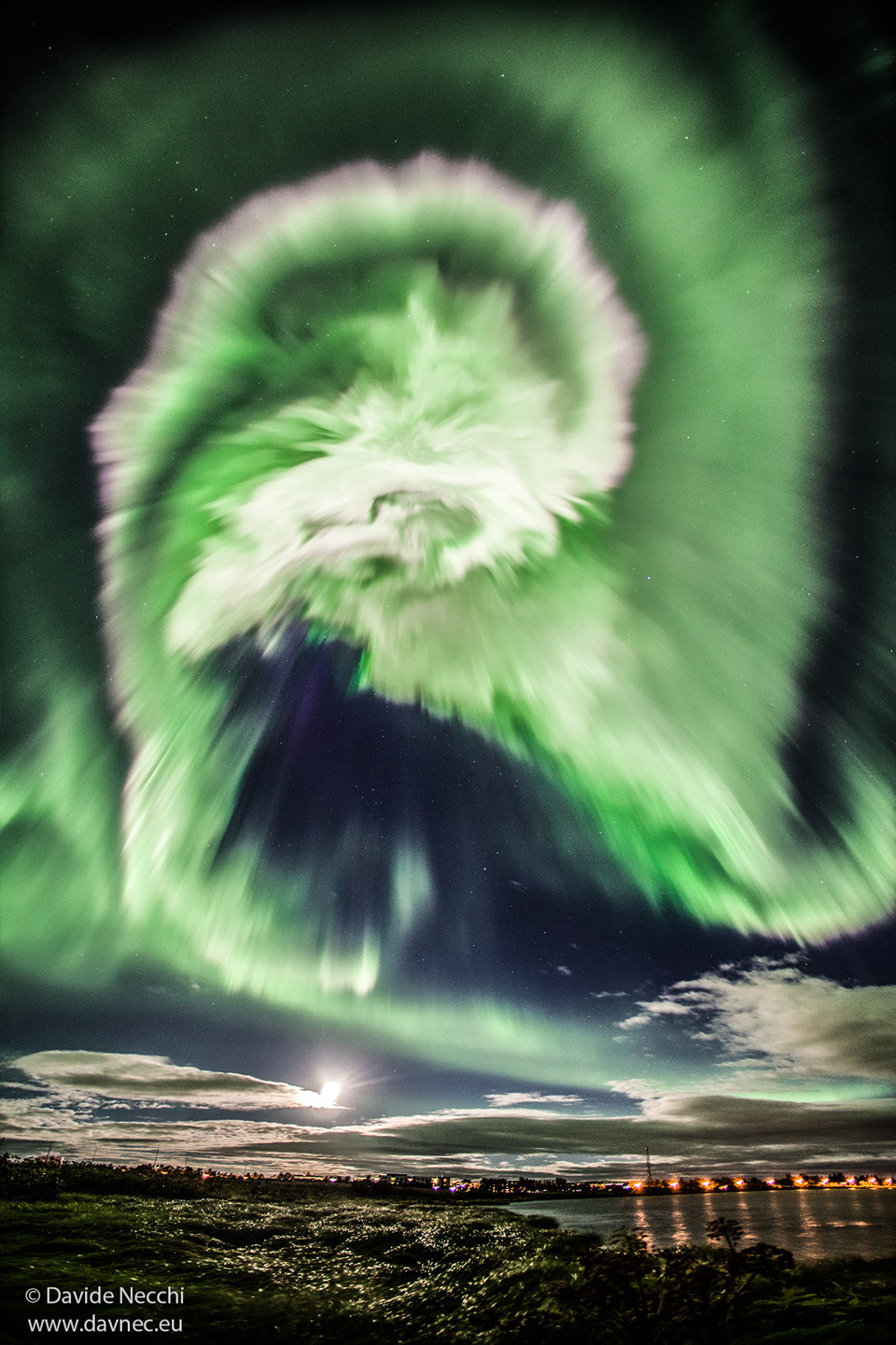 Über dem Fluss Ölfusá bei Selfoss leuchtet ein sehr lebhaftes Polarlicht am Himmel.