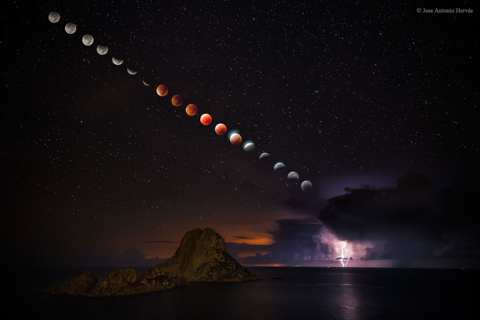 Der Mond wandert über den Himmel und taucht in den Erdschatten ein. Der Blick reicht von Ibiza übers Meer. Am Horizont zuckt ein Blitz aus den Wolken.