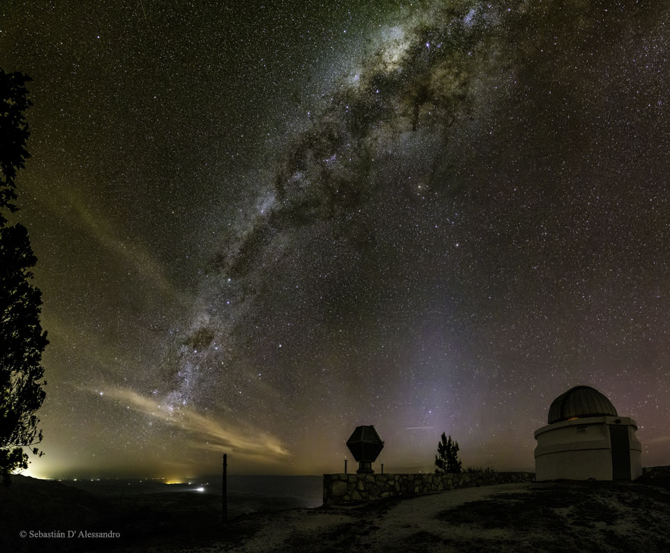 Über dem Bosque-Alegre-Observatorium der Nationalen Universität Córdoba breitet sich ein prächtiger Nachthimmel aus. Vom Horizont steigt Zodiakallicht auf.