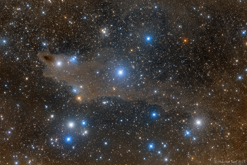 Der Hainebel ist eine dunkle Molekülwolke im Sternbild Kepheus. Im Bild sind zahlreiche einzeln benannte Strukturen markiert.
