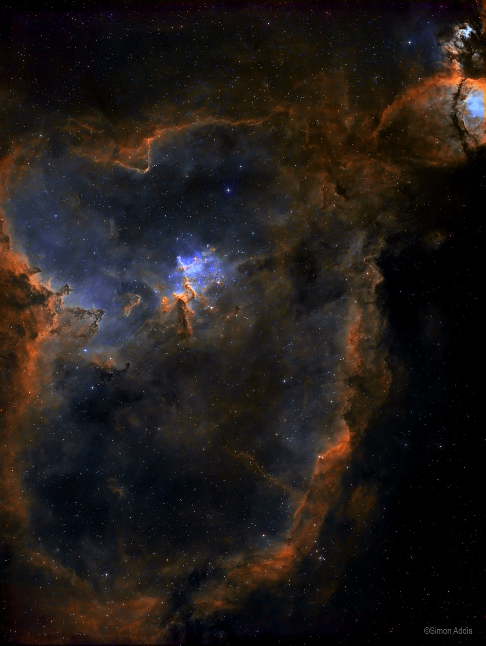 Mitten im Herznebel im Sternbild Kassiopeia leuchtet der offene Sternhaufen Melotte 15. Rechts oben ist der Fischkopfnebel, er ist vom Bildrand angecshnitten.