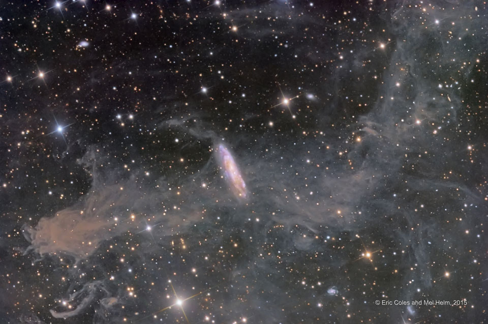 Hinter dem integrierten Flussnebel, der sich über der Milchstraße befindet, ist die Spiralgalaxie NGC 7497 zu sehen. Wir sehen sie fast von der Kante.