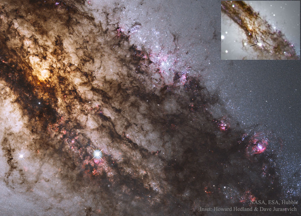 Quer im Bild sind die stark strukturierten Staubwolken abgebildet, die quer über das Zentrum der Galaxie Centaurus A verlaufen. Im Bild leuchtet auch eine Supernova.