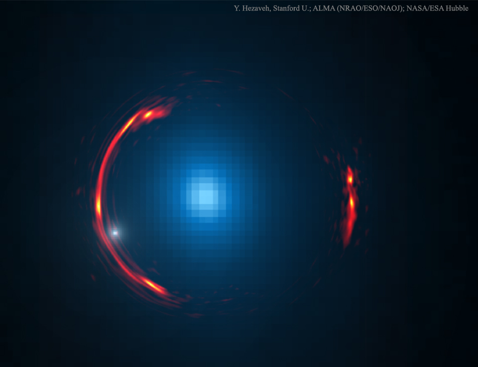 In der Mitte schimmert ein blauer Fleck, er ist eine Galaxie, die durch ihre Gravitation das Bild einer weiter entfernten Galaxie wie einen Bogen um sich krümmt.