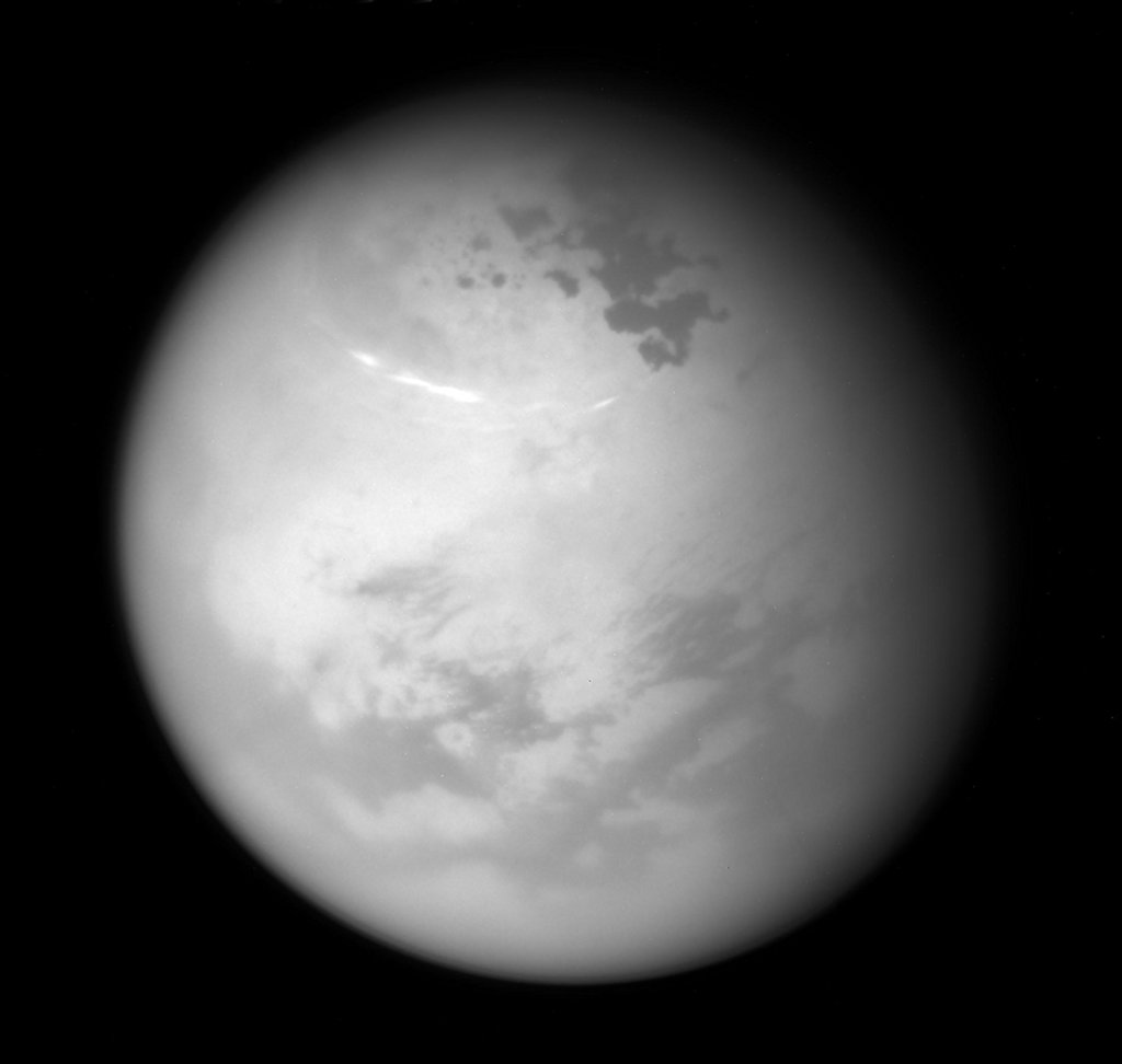 Der Saturnmond Titan ist von Wolken überzogen. Auf der Oberfläche befinden sich Seen aus Kohlenwasserstoffen.