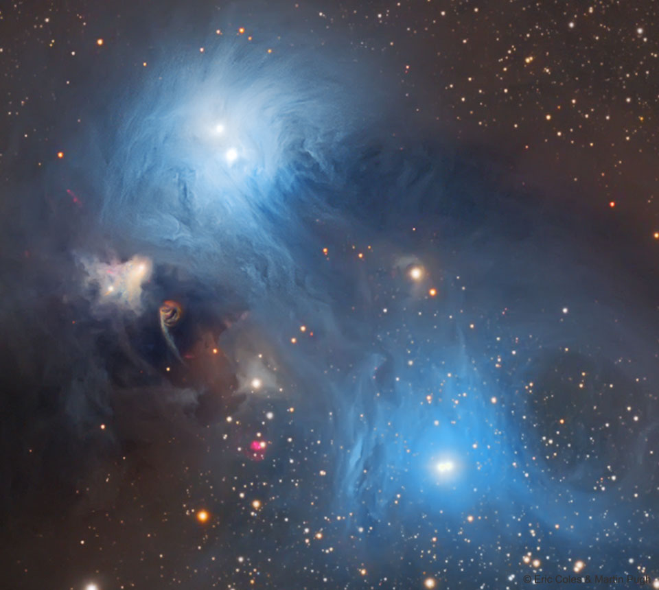 Blaue, gefaserte Staubnebel umgeben helle Sterne. Manche Nebel biegen sich um junge Sterne. An den Rändern, wohin das Sternenlicht nicht leuchtet, sind dunkle Nebel.
