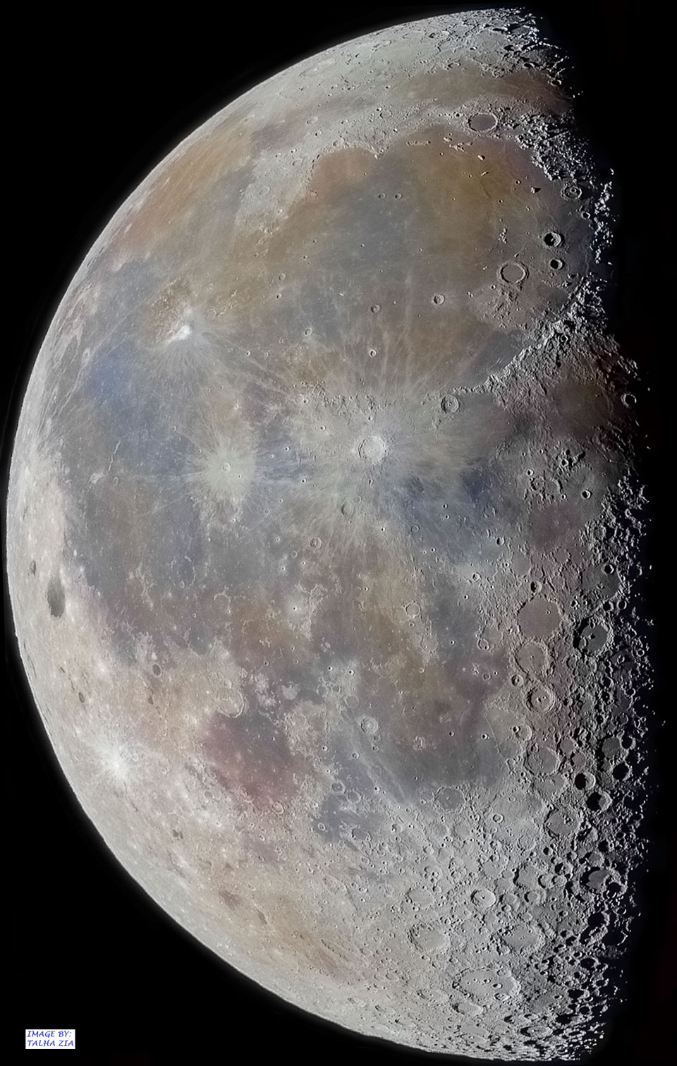 Der Mond ist halb beleuchtet, er füllt das ganze Bild. Am rechten Bildrand verläuft die Schattengrenze, der Terminator. Dort wirken Krater und Berge viel plastischer als im sonnenbeleuchteten Teil.