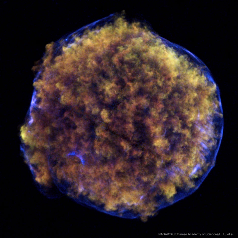 Eine flauschige Kugel mit violett leuchtendem Rand füllt das Bild. Es ist der Überrest der Supernova, die Tycho Brahe vor 400 Jahren beobachtete.